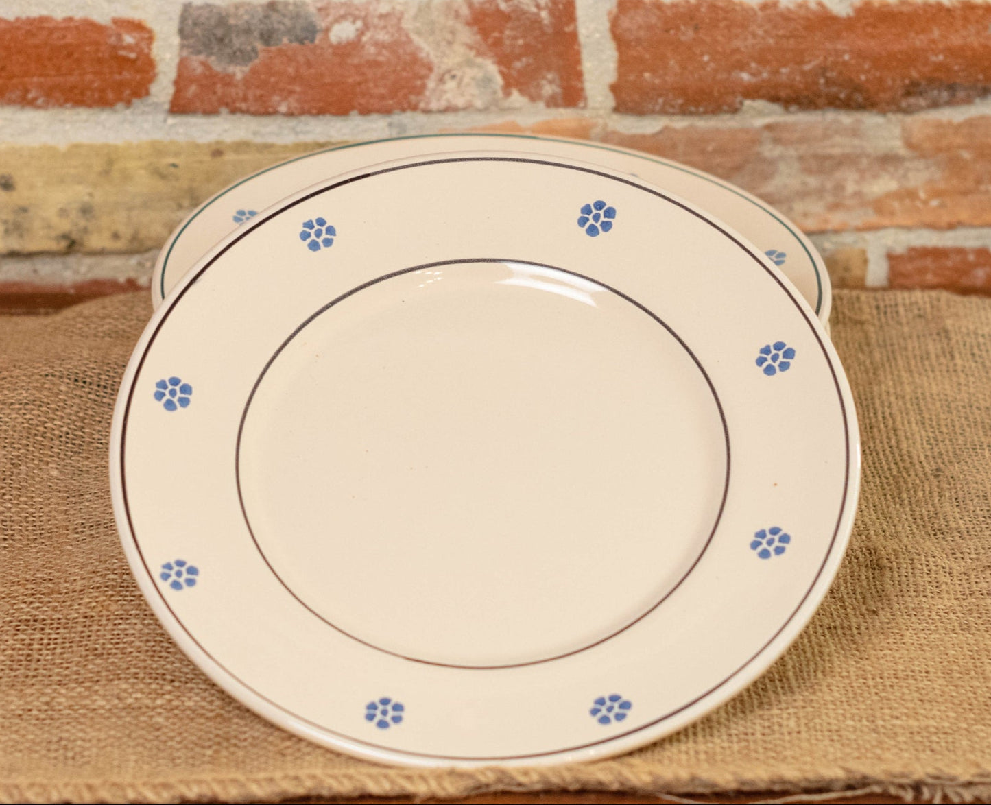 servizio di piatti classici in ceramica