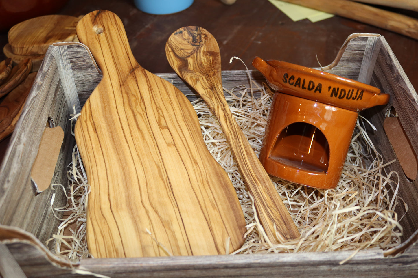 Cesto Pasquale, Scalda Nduja, tagliere e mestolo in legno di Ulivo
