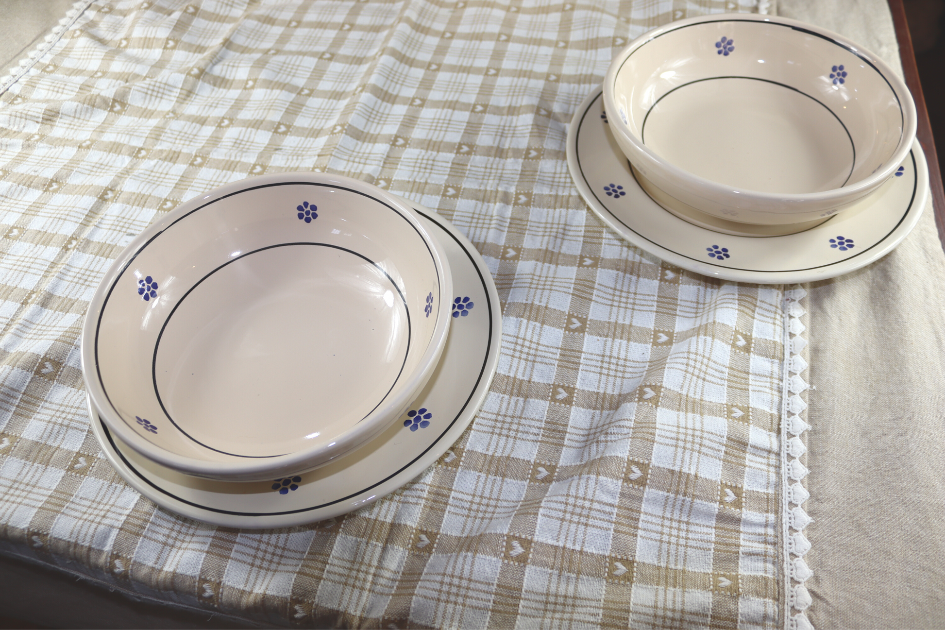 Set: 2 Piatti piani e 2 ciotole in ceramica