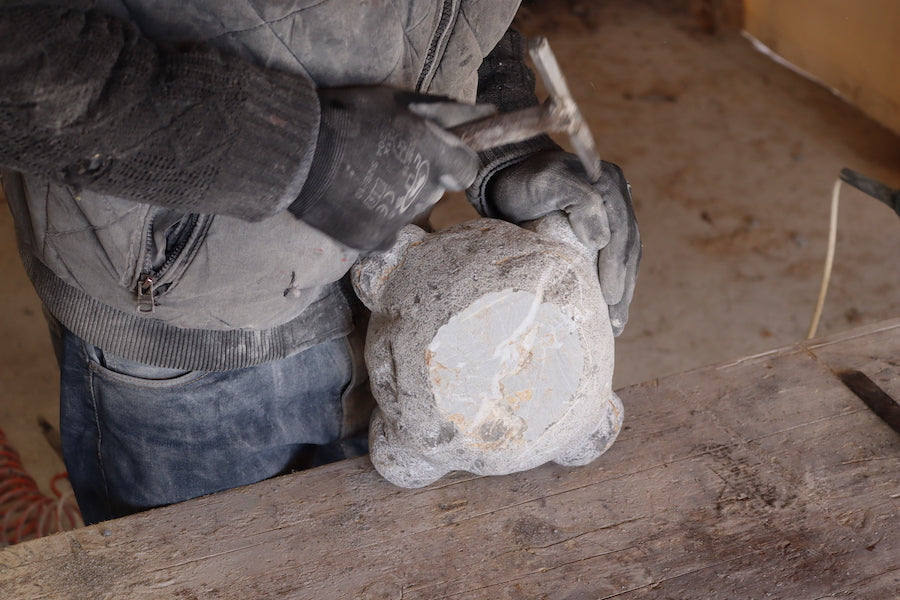 Carica il video: La Lavorazione della pietra artigianato Calabria