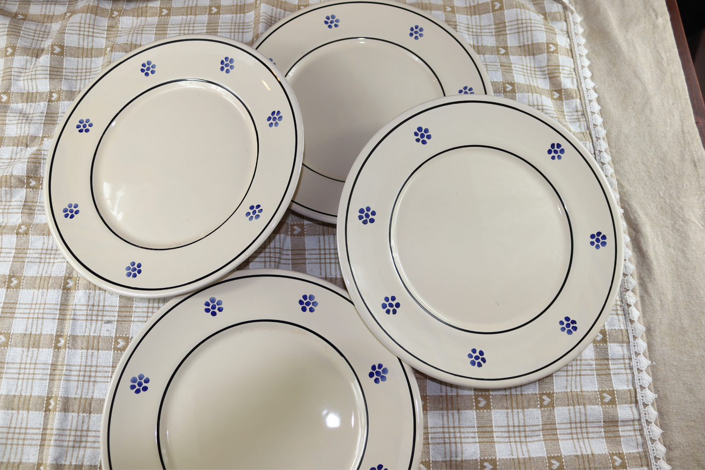 4 piatti bianchi a fiori blu