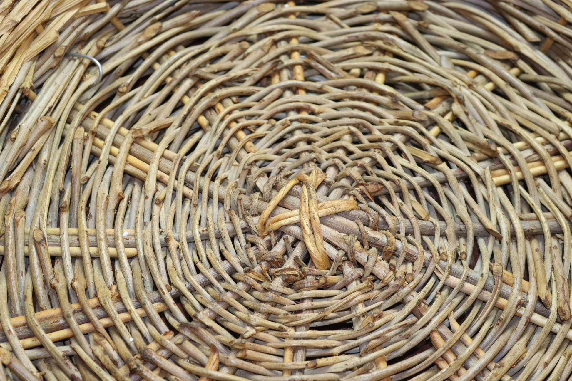 cesta grande rotonda intrecciata a mano