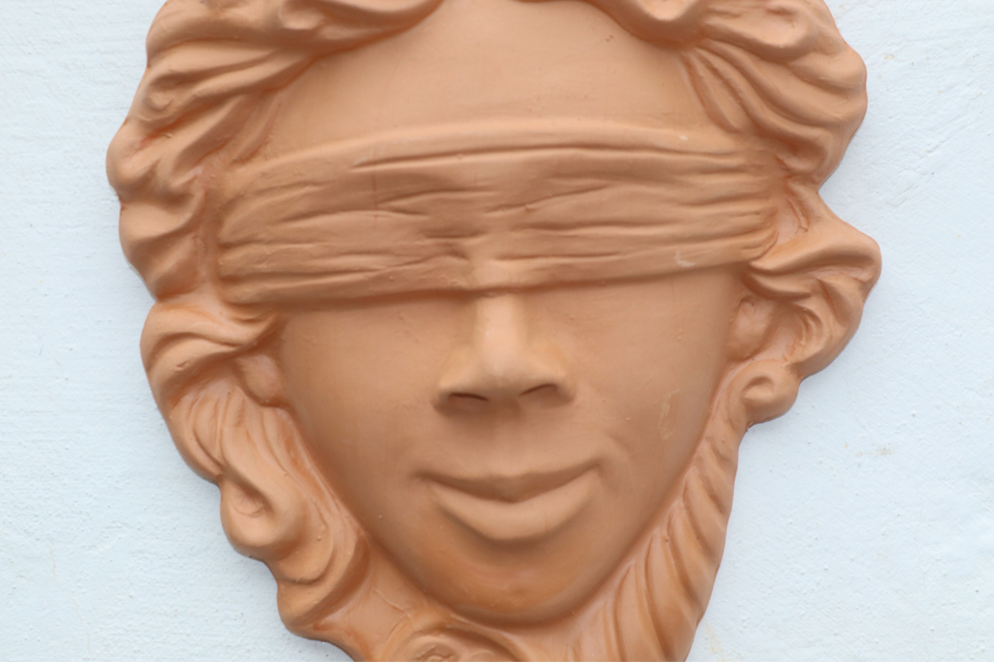 Dea bendata maschera in terracotta porta fortuna da appendere alla parete