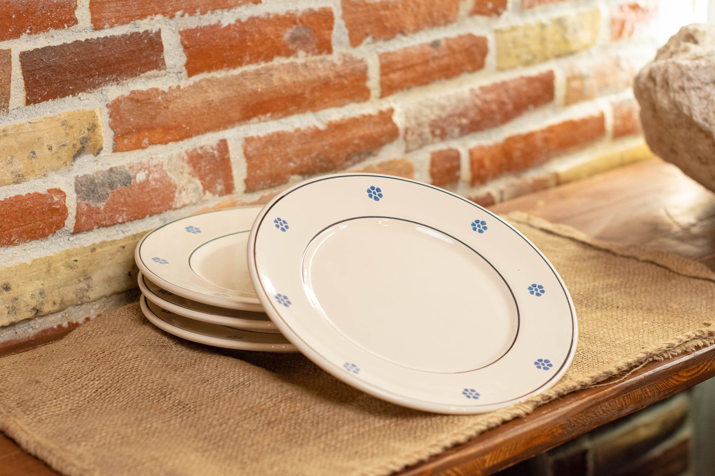 servizio di piatti classici in ceramica
