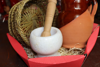 Cesto con i prodotti della tradizione contadina calabrese: personalizza il tuo regalo, questo cesto é composto da una fuscella intrecciata a mano, una pignata in terracotta per uso familiare e un mortaio piccolo con pestello in pietra.