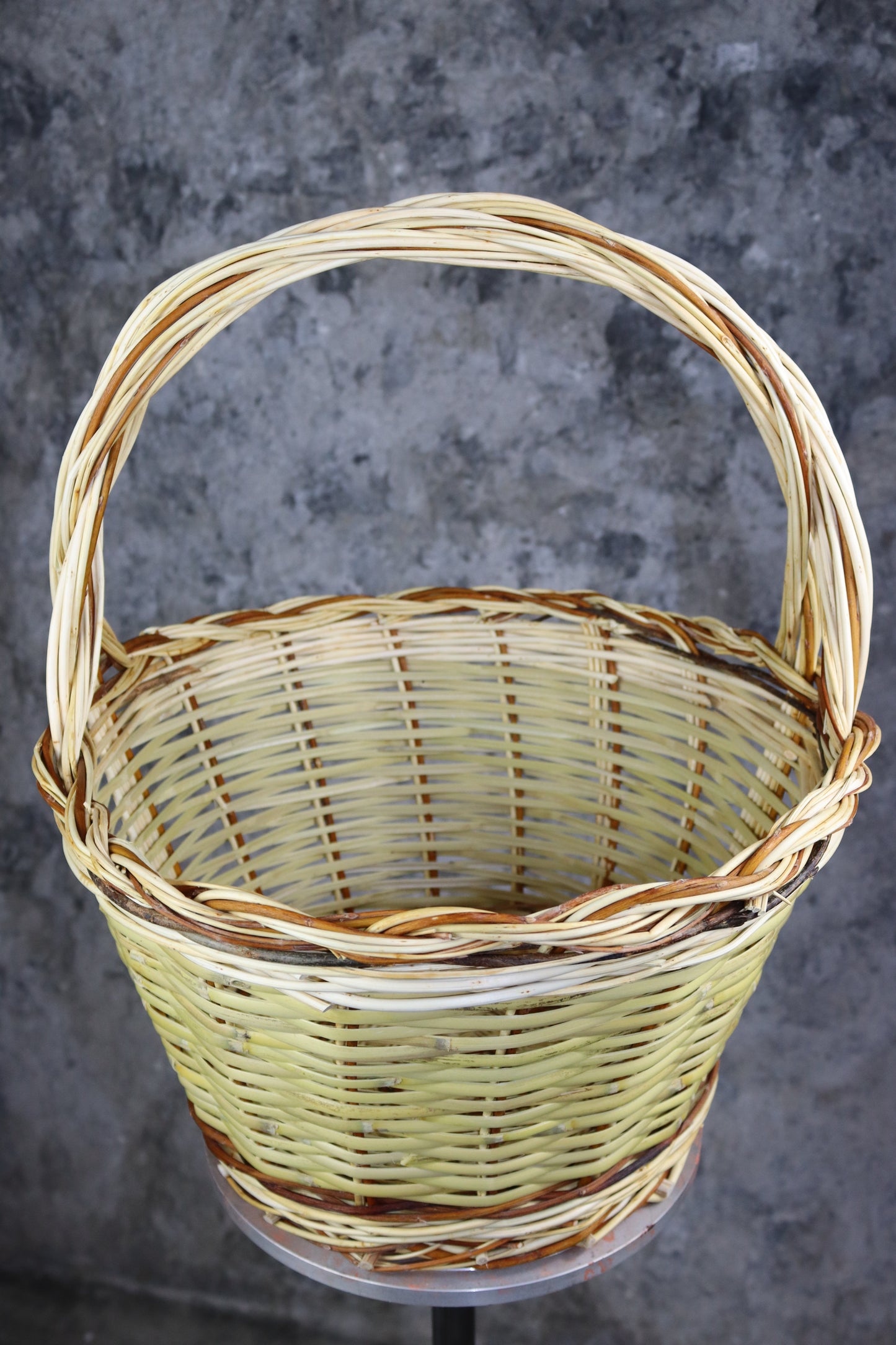 Large hand-woven willow basket. Mushroom basket with handle