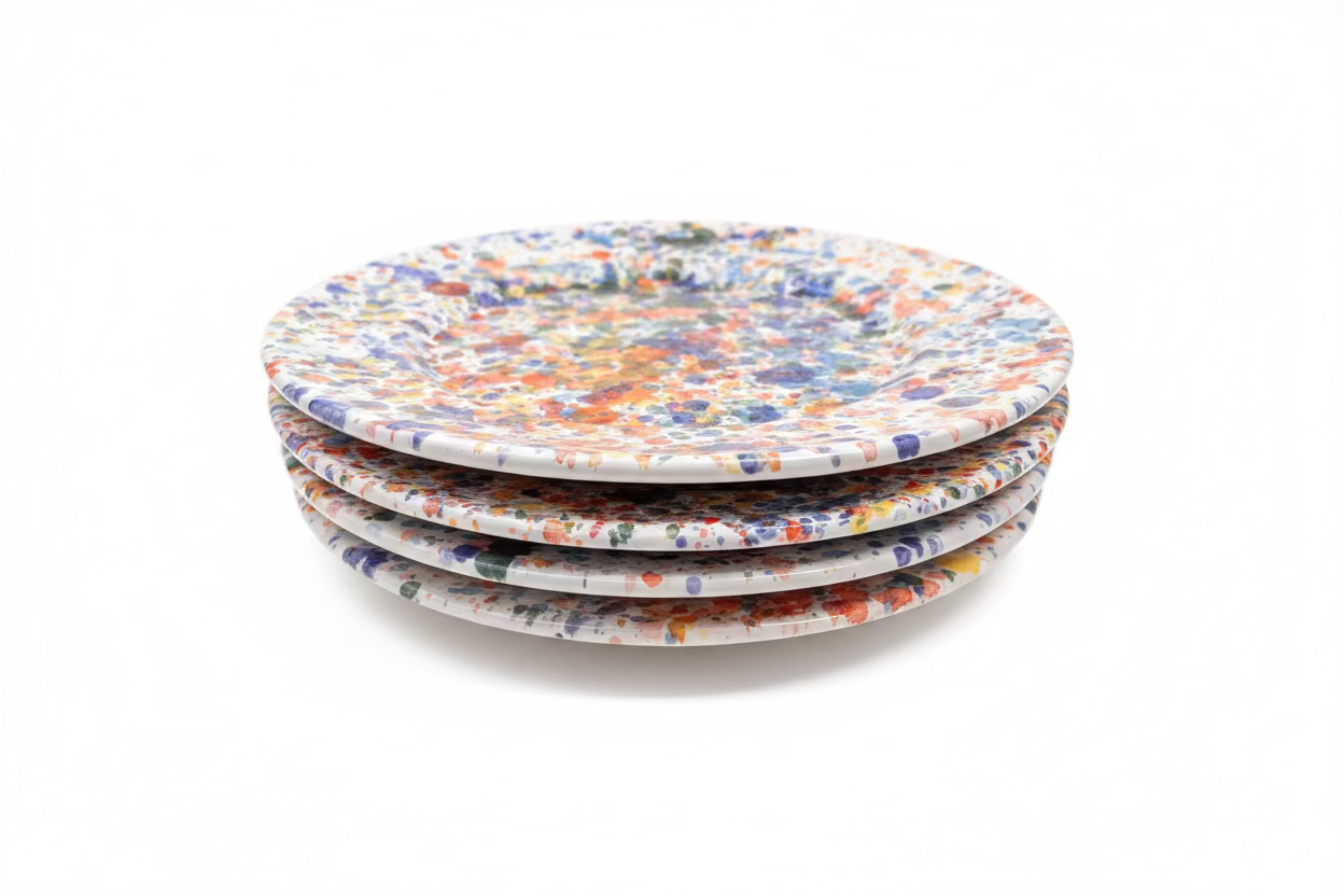 set di piatti schizzati

