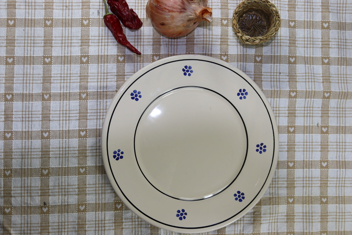 piatto in ceramica stile tradizionale